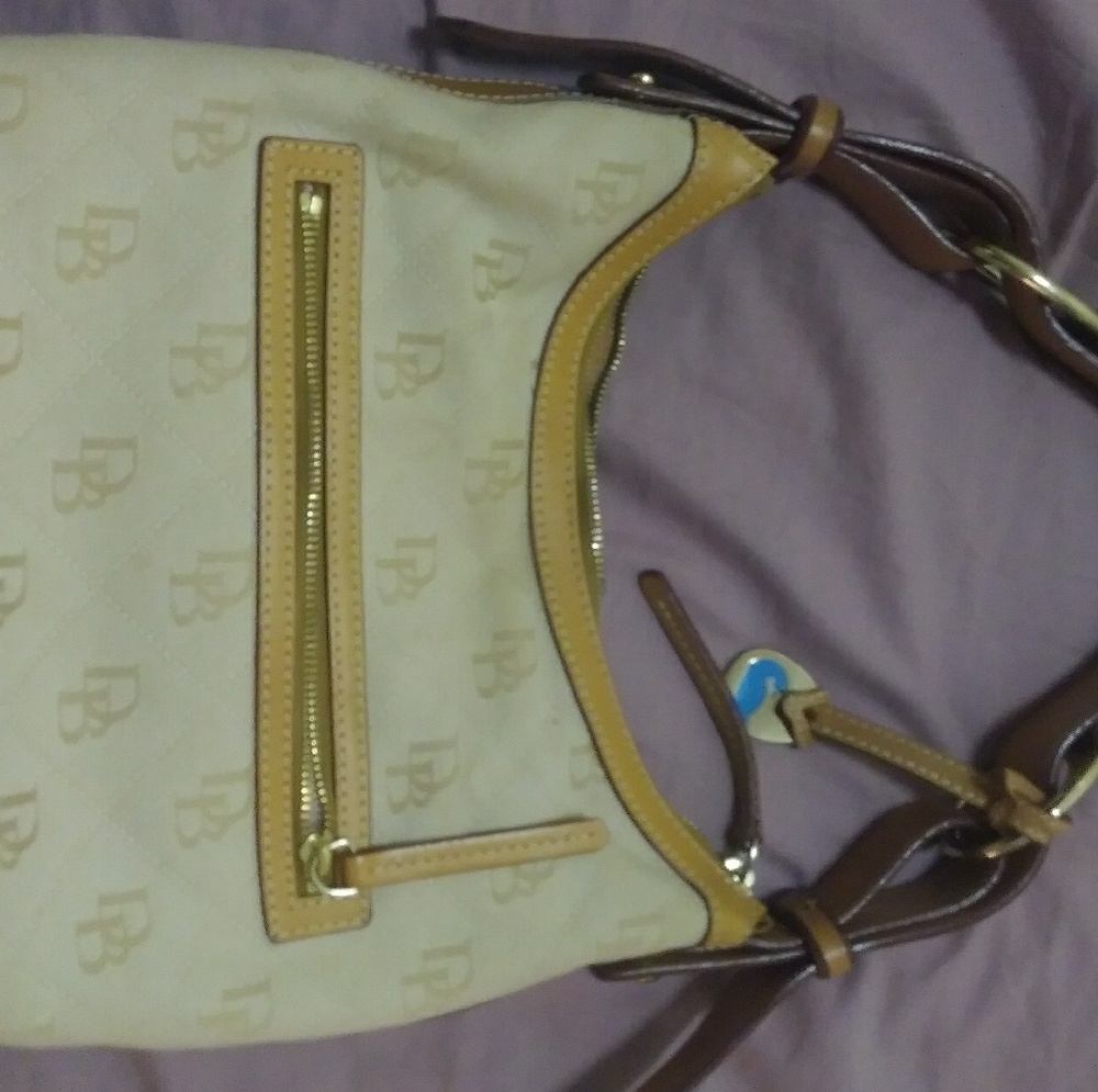Dooney and bourke purse, great condition